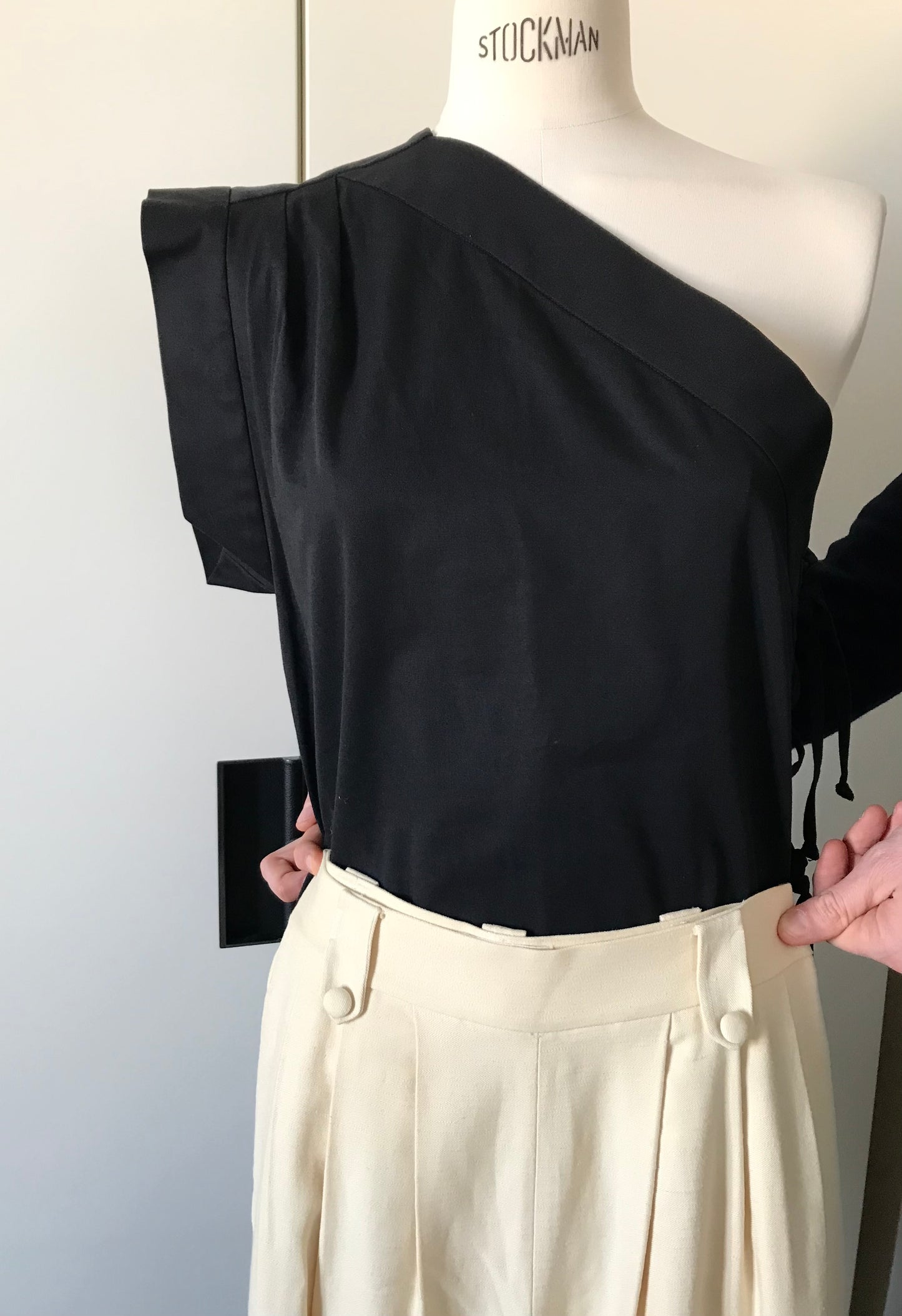 Top Yves Saint Laurent one shoulder noir