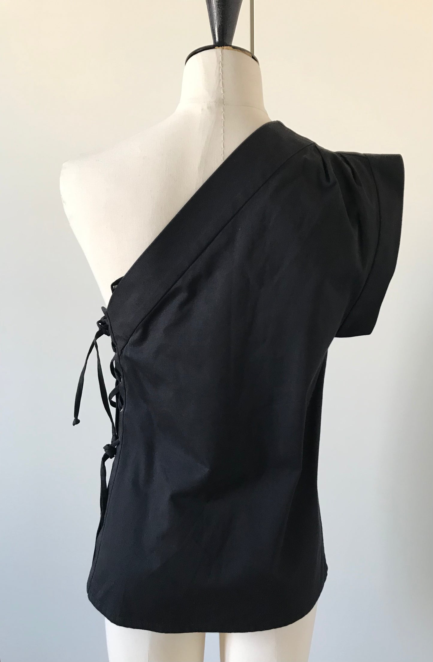 Top Yves Saint Laurent one shoulder noir