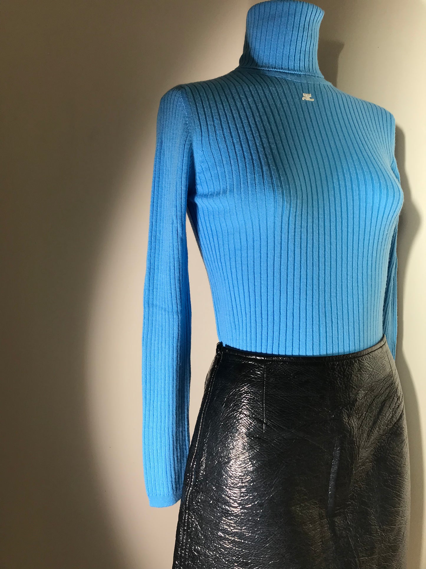 7. Pull Courrèges col roulé bleu méditerranée