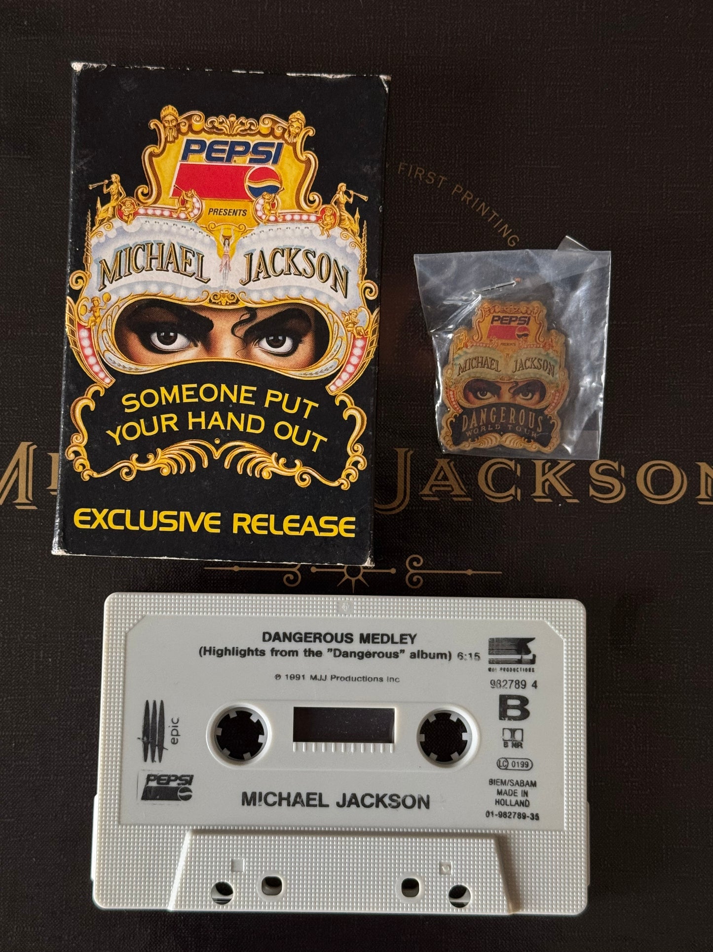 Michael Jackson Pack Dangerous Pin's + K7 Someone Put Your Hand Out cassette audio