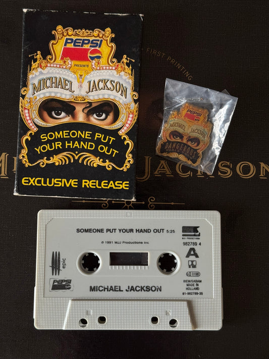 Michael Jackson Pack Dangerous Pin's + K7 Someone Put Your Hand Out cassette audio