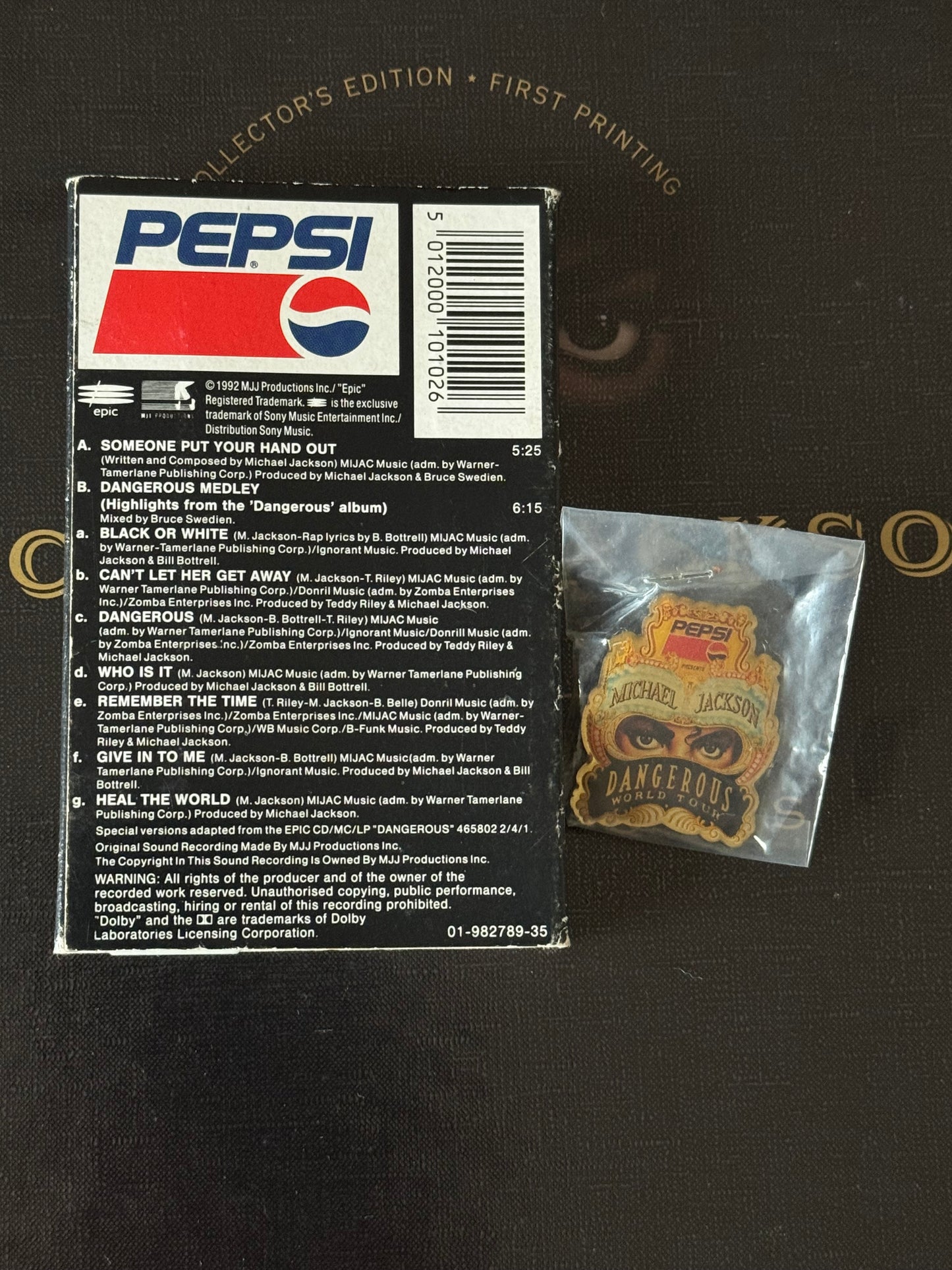 Michael Jackson Pack Dangerous Pin's + K7 Someone Put Your Hand Out cassette audio