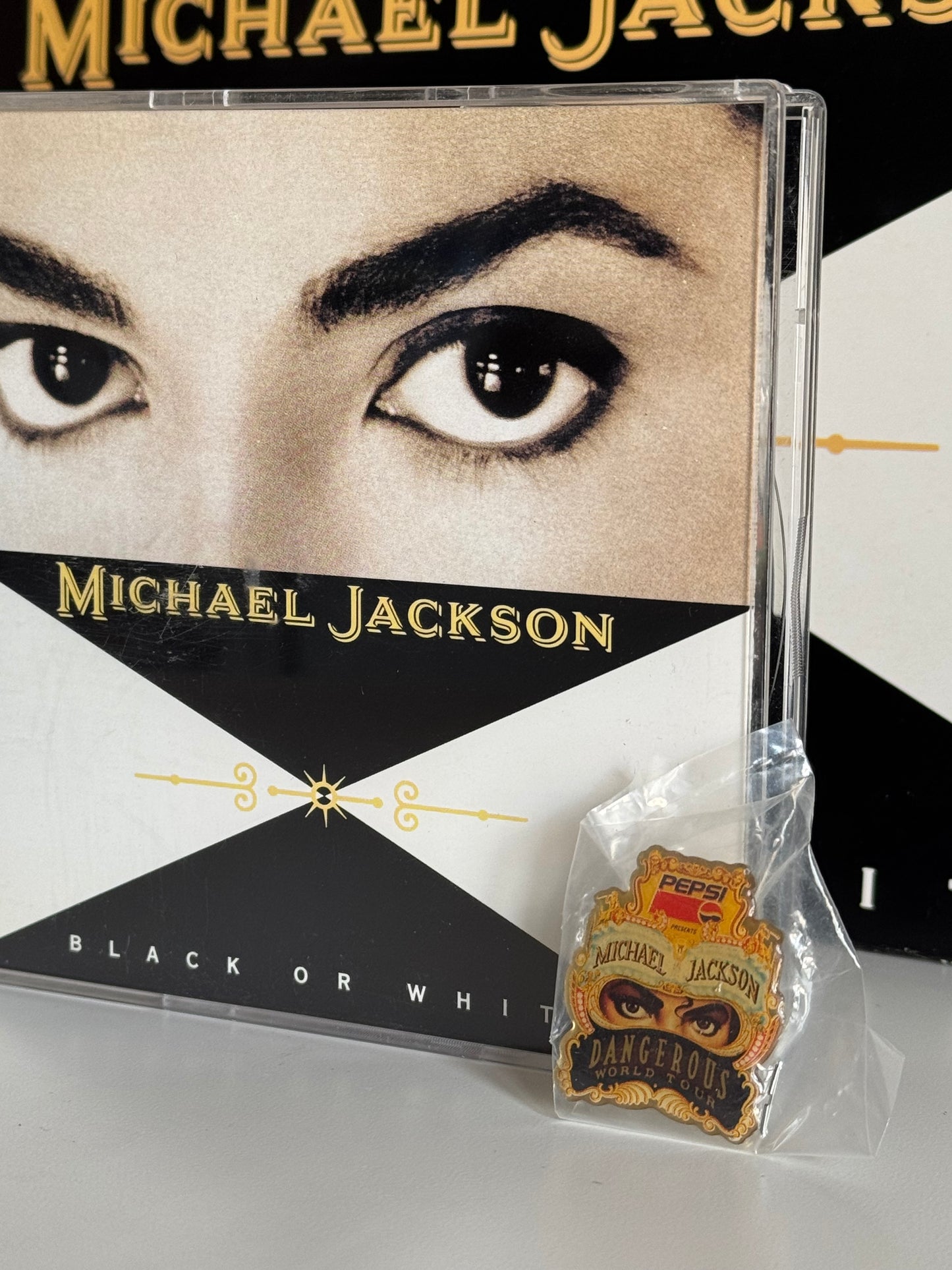Michael Jackson Pack Dangerous Pin's + CD Maxi Black or White