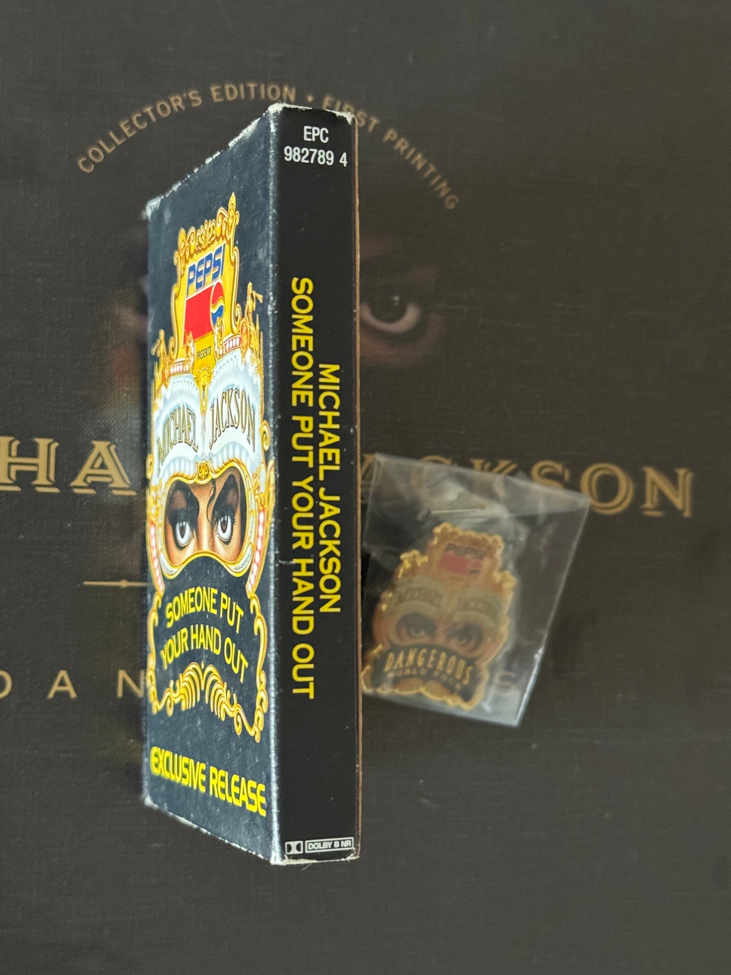 Michael Jackson Pack Dangerous Pin's + K7 Someone Put Your Hand Out cassette audio