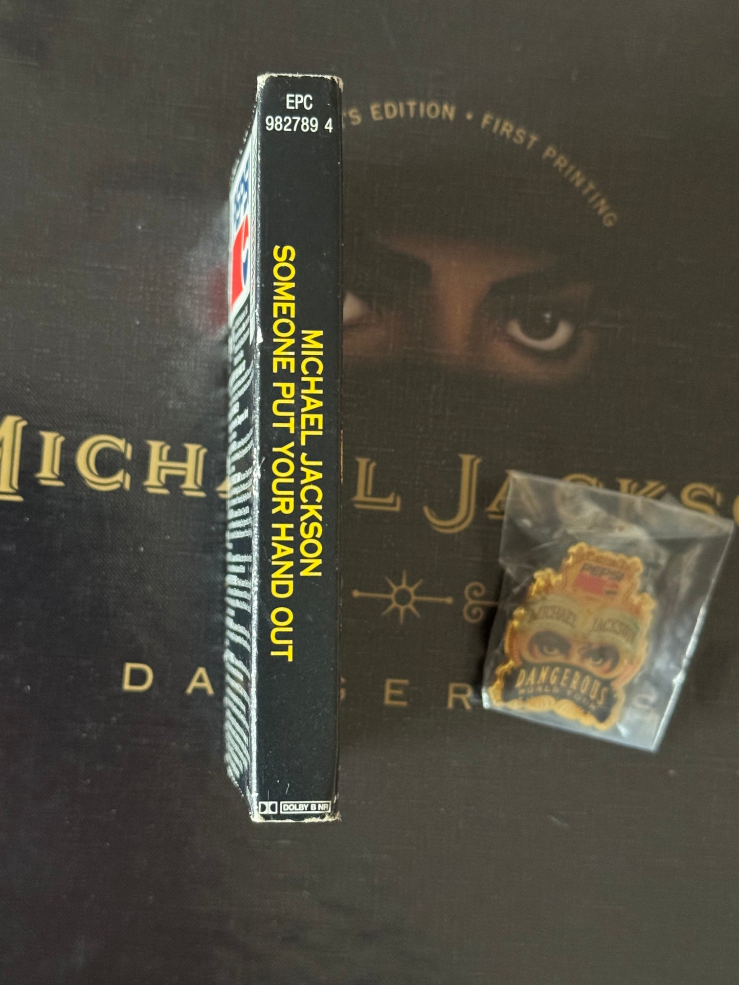 Michael Jackson Pack Dangerous Pin's + K7 Someone Put Your Hand Out cassette audio