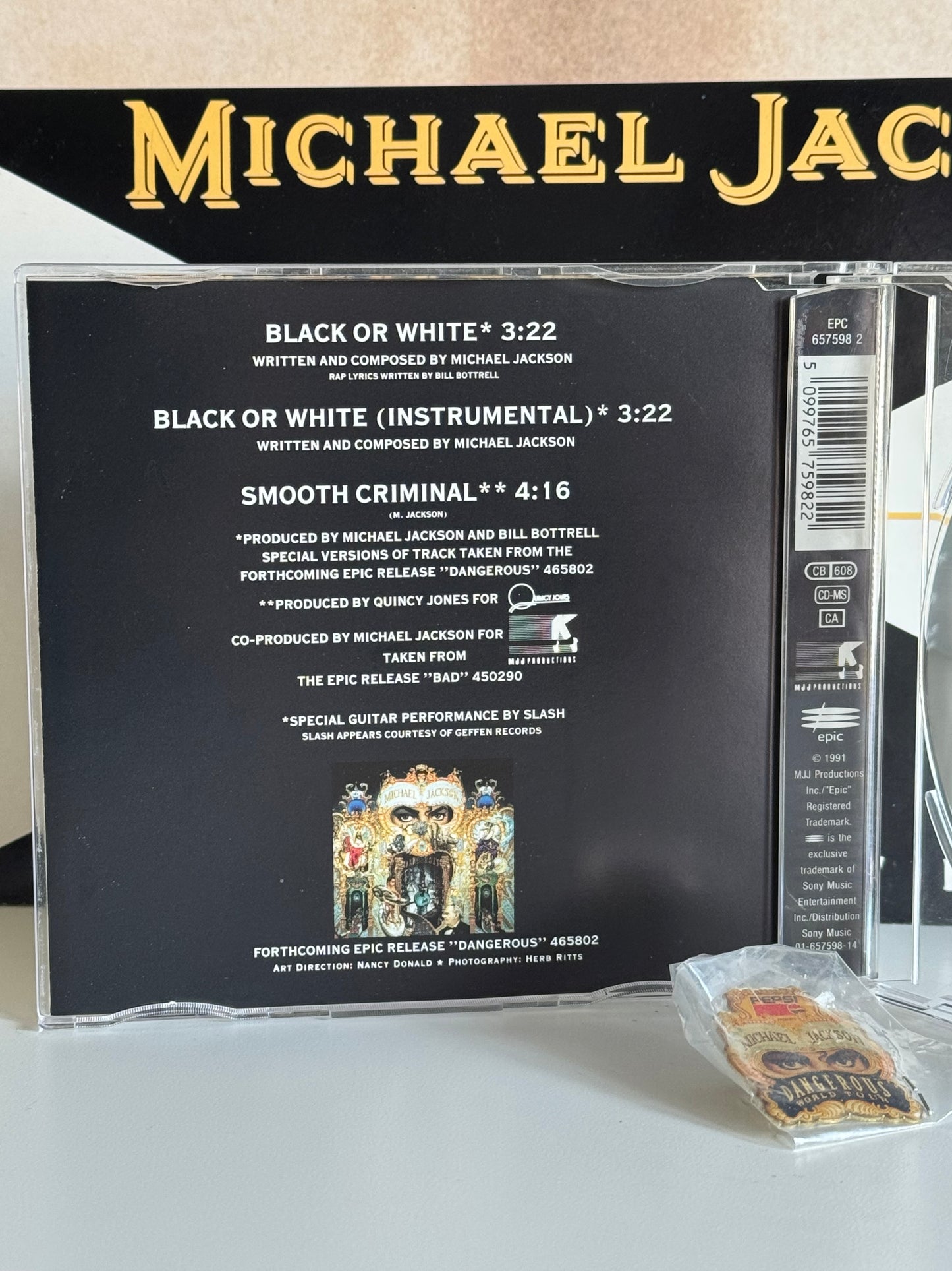 Michael Jackson Pack Dangerous Pin's + CD Maxi Black or White