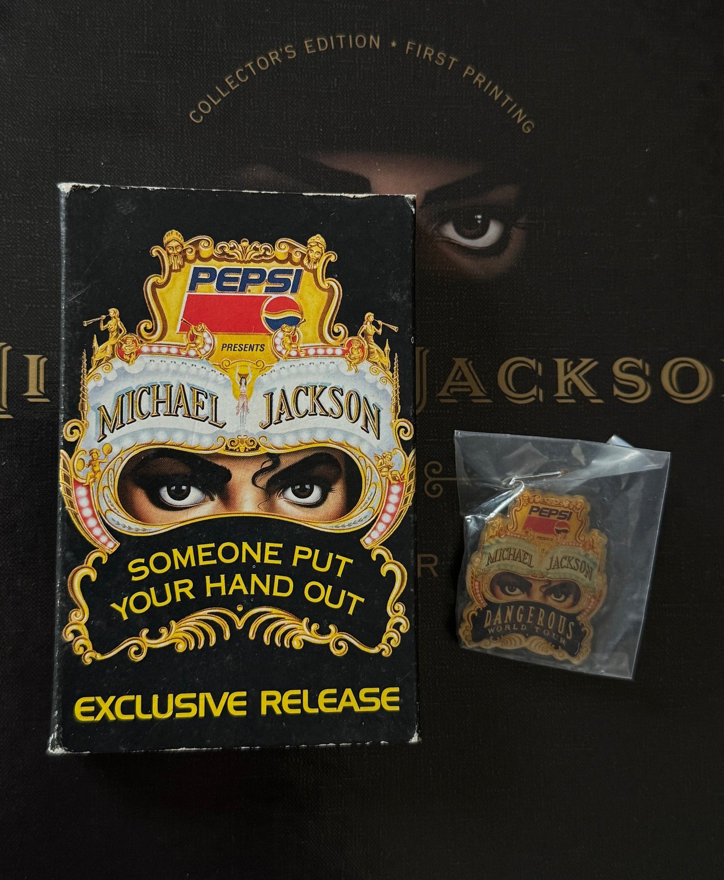 Michael Jackson Pack Dangerous Pin's + K7 Someone Put Your Hand Out cassette audio