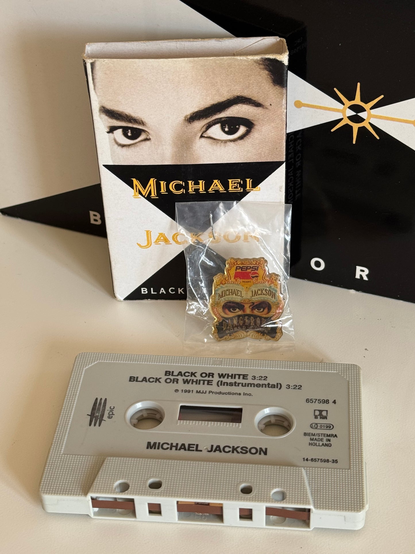 Michael Jackson Pack Dangerous Pin's + K7 Black or White cassette audio