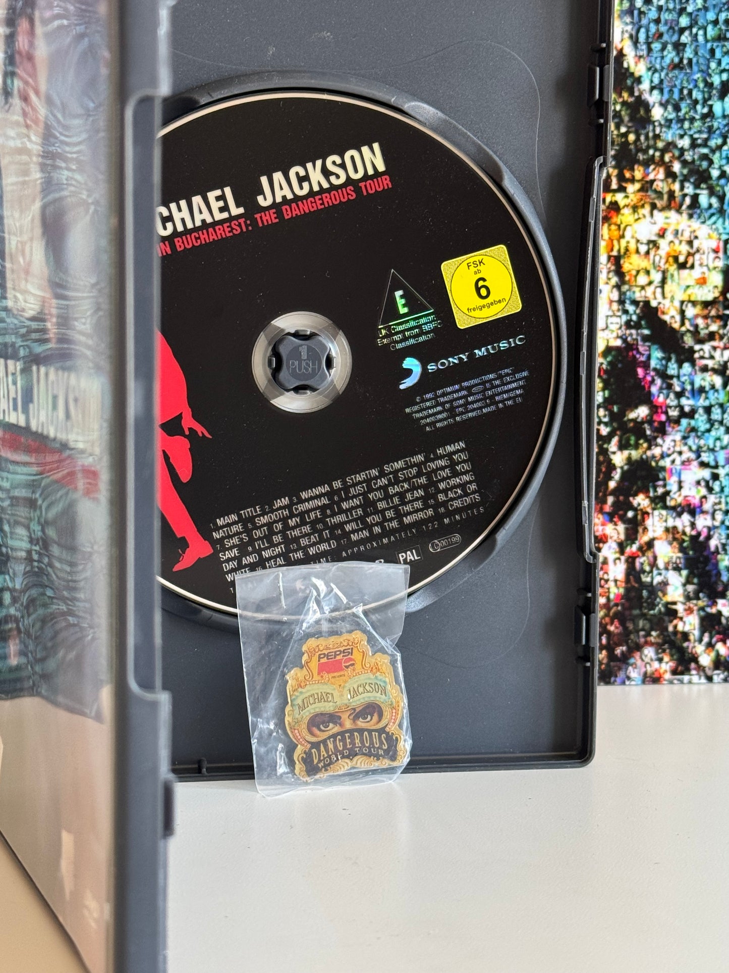 Michael Jackson Pack Dangerous Pin's + DVD Live in Bucharest