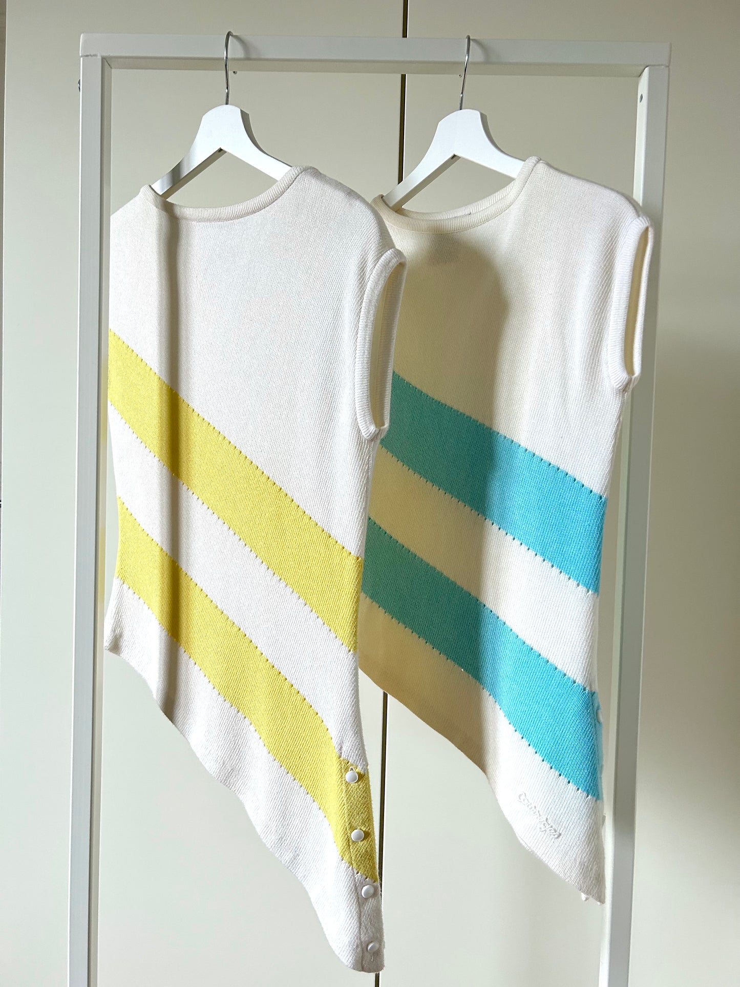 Top asymétrique Courrèges rayures bleues / écru
