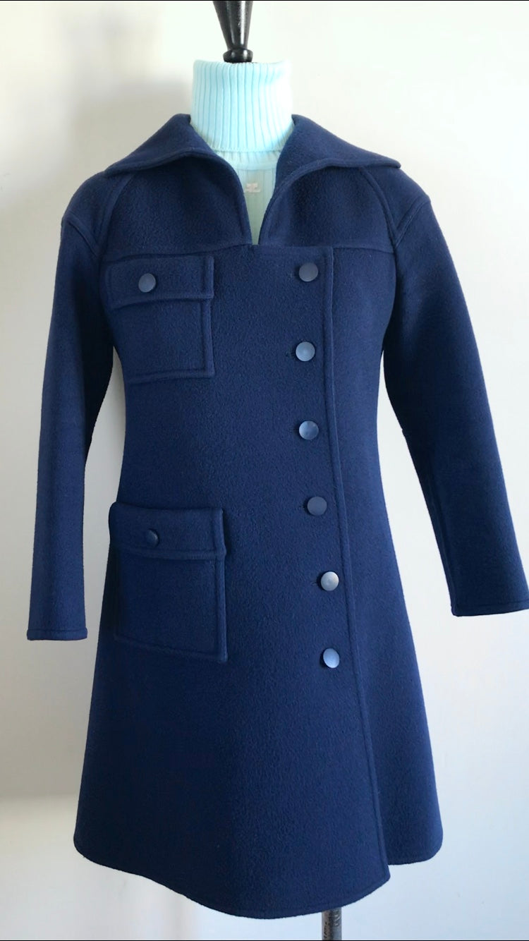 6. Manteau Courrèges Couture Future en laine marine