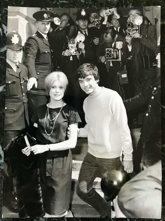 Catherine Deneuve et David Bailey, mariage à Londres, août 1965